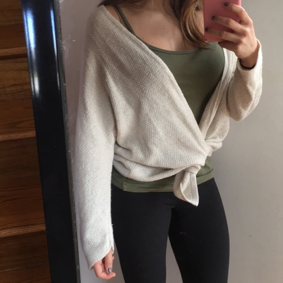 Brandy Melville Sweaters - HP🛍🎉🎀Brandy Melville shrug